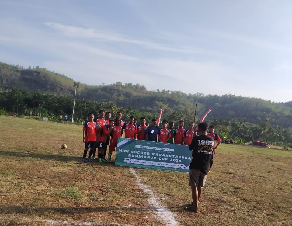 Pertandingan sepak bola antar dusun yg di selenggarakan oleh pemuda dlam rangka memperingati HUT RI ke 79