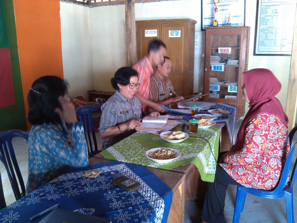 ceking buku administrasi BKR di Kampung KB Lestari oleh Ibu sekretaris DPPKBP3A