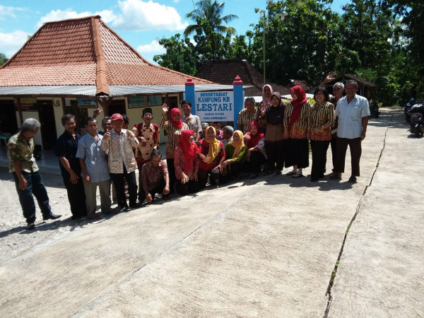 Foto bersama seusai kegiatan rapat pengurus kampung kb