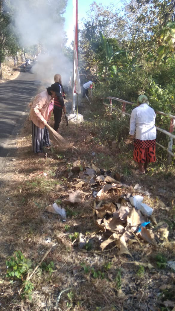 Ibu-ibu warga kampung kb kerja bakti membersihkan jalan sekitar kampung kb