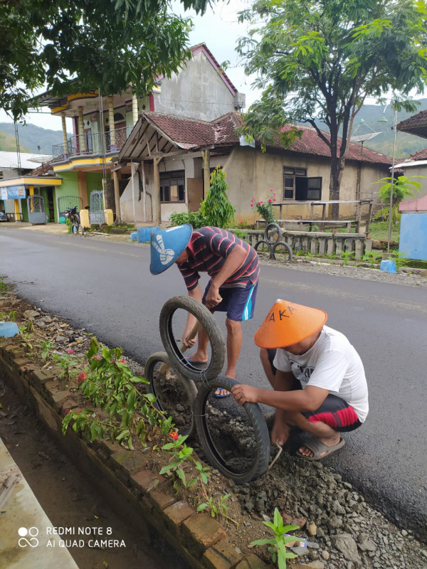 Proses pemasangan ban bekas