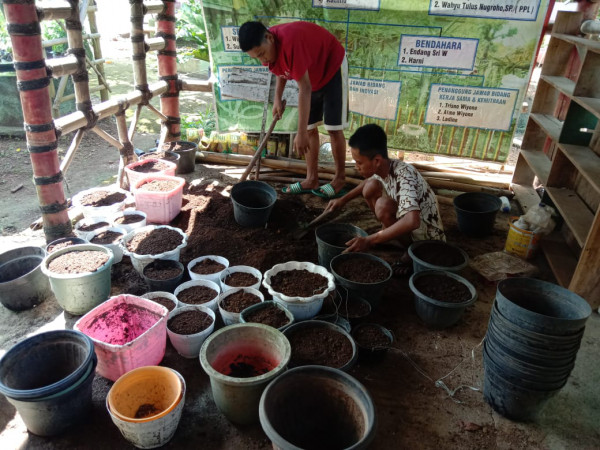 Berlatih membuat media tanam di Kebun bibit Pelangi