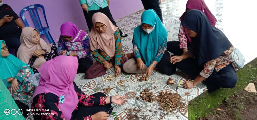 Pelatihan pembuatan pesnab KWT Pelangi