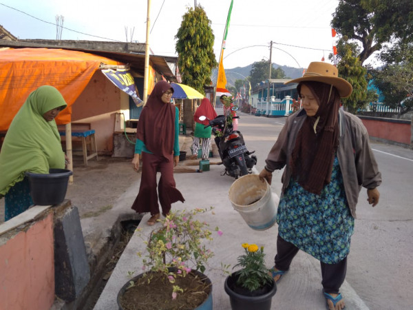 Partisipasi ibu-ibu dalam kerja bakti di kampung KB Adi Kencana