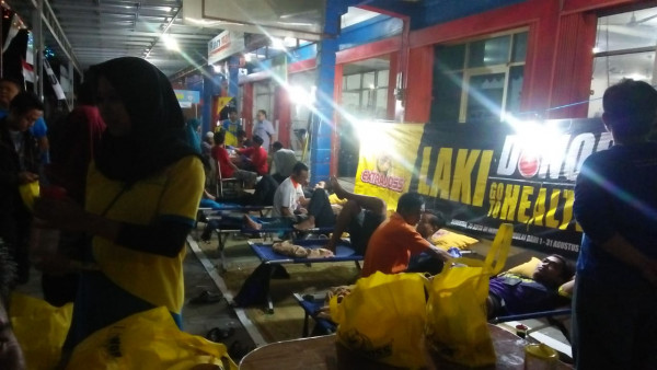 sebagian warga kampung KB mengikuti donor darah