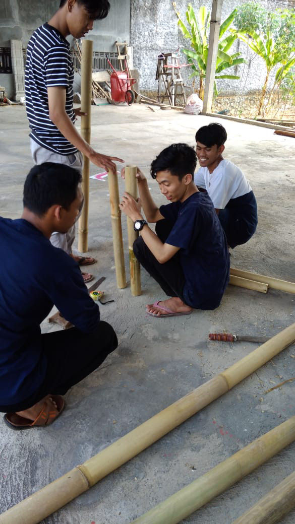 Remaja membantu membuat gapura lahan