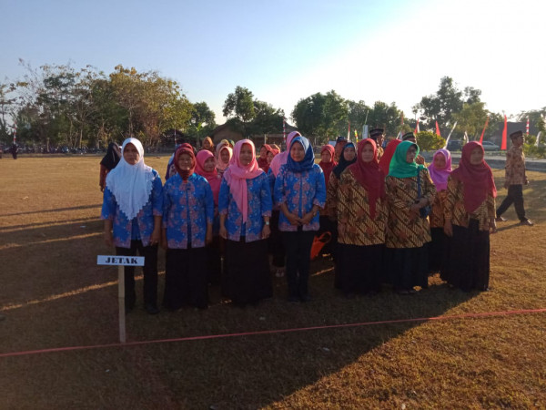 Anggota Kampung KB mengikuti upacara bendera