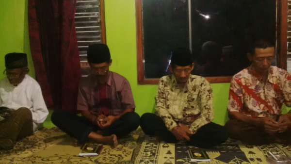 Mantan Kepala Desa Jendi beserta warga