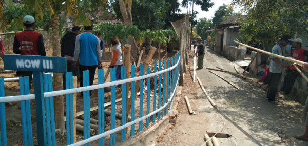 persiapan bambu untuk kerangka kolam