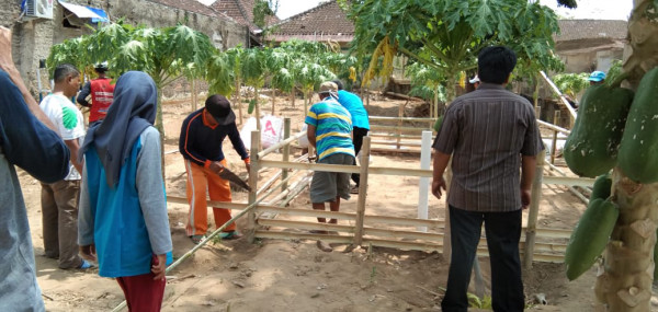 pembuatan rangka kolam dari bambu