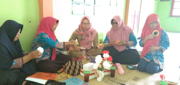 pemanfaatan bekas kantong plastik untuk membuat bunga