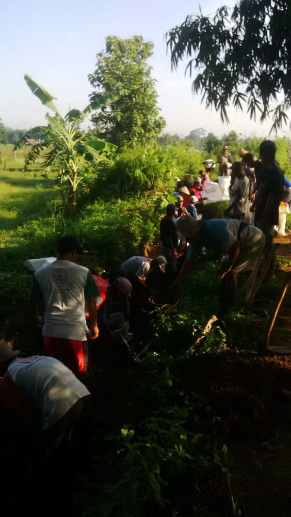 Peserta kerja bakti