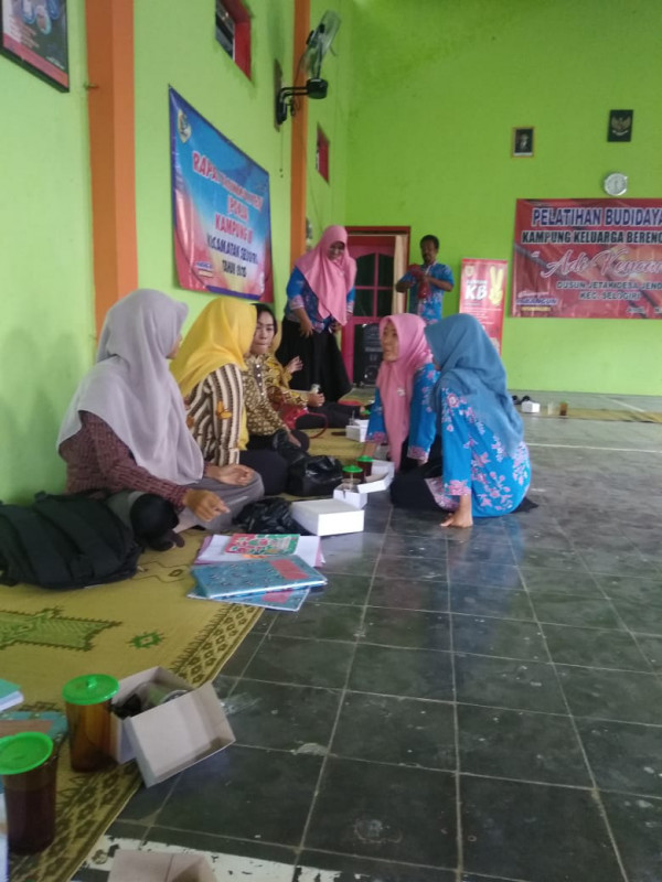 Diskusi tentang kemajuan Kampung KB