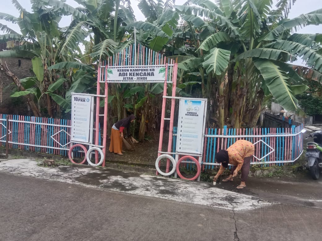 Perawatan Kebun Kampung KB