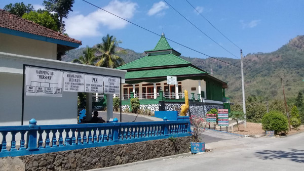 Kerja bakti Pemasangan papan nama kampung kb dan poktan