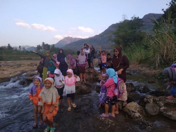 Tadabur alam dalam kegiatan TPQ  di kampung kb berseri