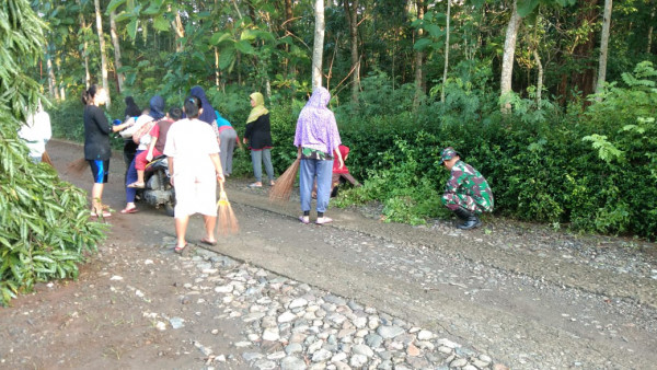 Kerja bersama babinsa dan warga