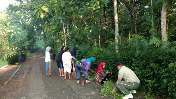 bersama Babinsa Kerja Bakti Kampung KB