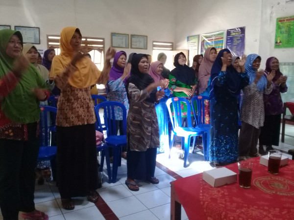 Anggota BKL semangat melakukan tepuk Lansia