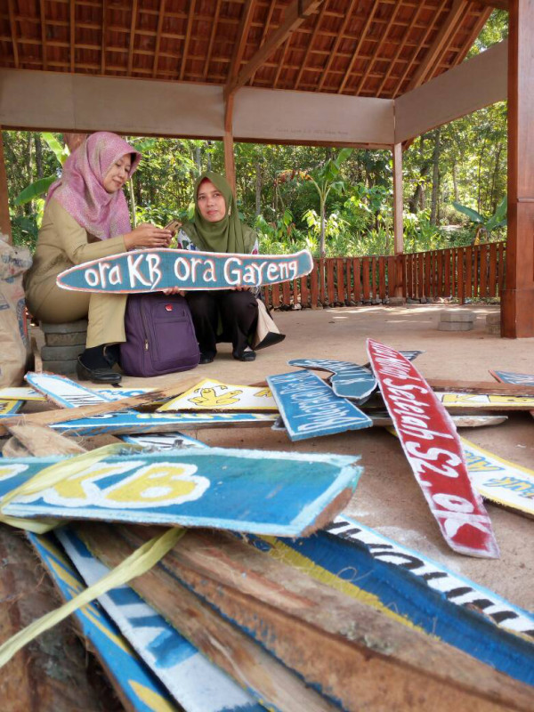 Bersama PLKB membuat KIE Kampung KB