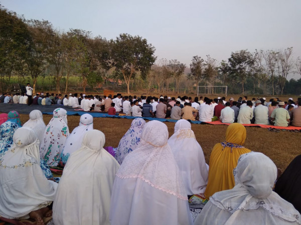 Sholat Idul Adha berjamaah dilapangan kampung Kb Berseri