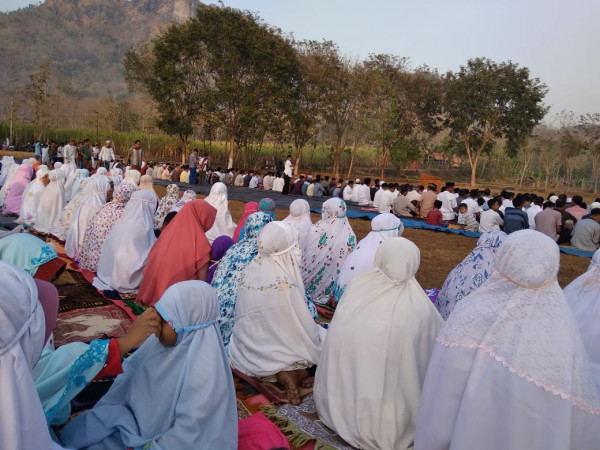 Sholat Idul Adha berjamaah dilapangan lingkungan Kampung KB