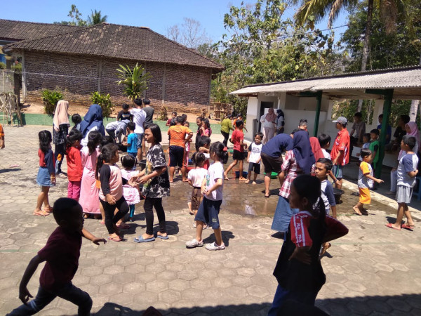 Anak-anak antusias mengikuti lomba