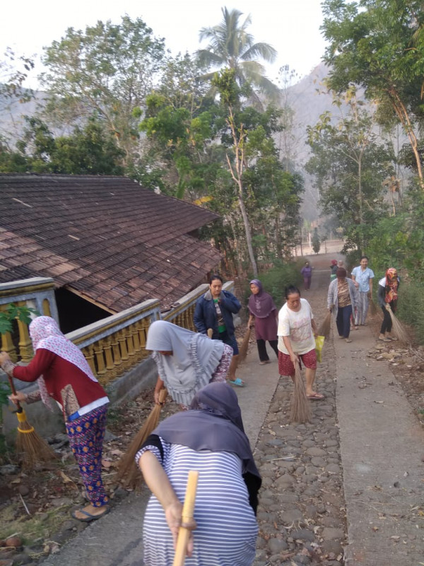 Kegiatan kerja bakti membersihkan lingkungan Kampung KB