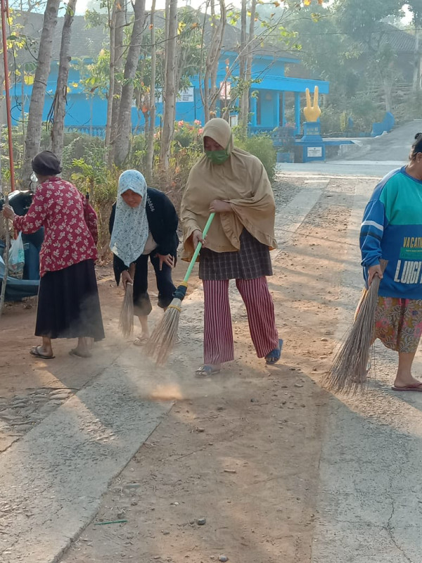 Menyapu bersama membersihkan lingkungan kampung KB "Berseri"