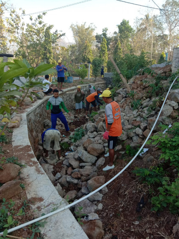 Pembuatan talud di Kampung KB "Berseri"