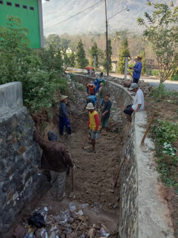 Pembuatan Talud di lingkungan Kampung KB