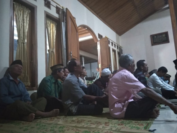 Yasin dan Tahlil di rumah warga yang meninggal