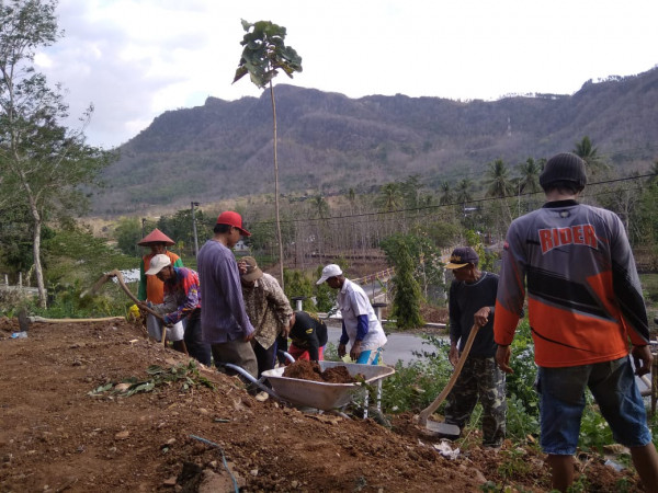 Pembuatan talud untuk melancarkan saluran air dan mencegah jalan longsor