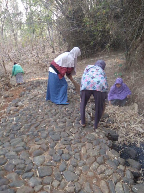 Kegiatan minggu bersih di lingkungan gunung kelir