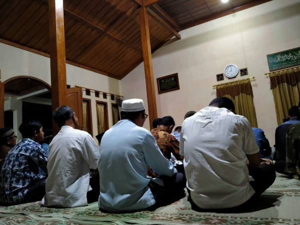 Yasin dan Tahlil di rumah warga di acara 100 hari meninggal.