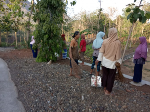 Mempererat Gotong Royong dengan kegiatan Minggu Bersih