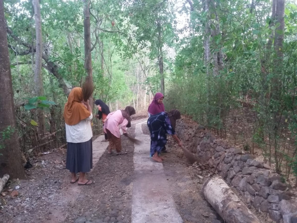 Kepedulian warga dalam menjaga kebersihan lingkungan