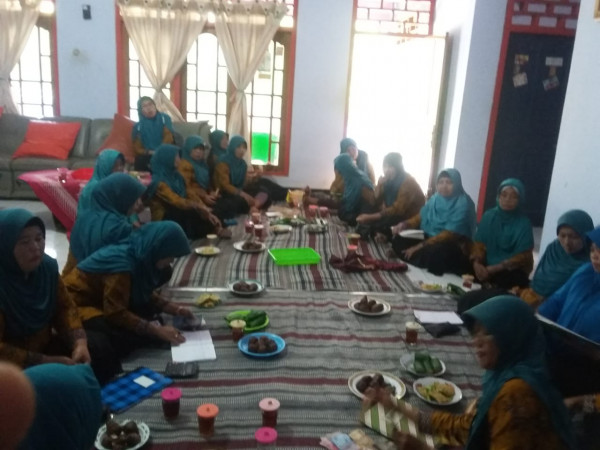 PKK sebagai wadah Ibu-Ibu Rumah Tangga dalam melakukan kreativitas 