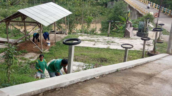 Kerja Bakti Pemasangan Media budidaya Buah Naga