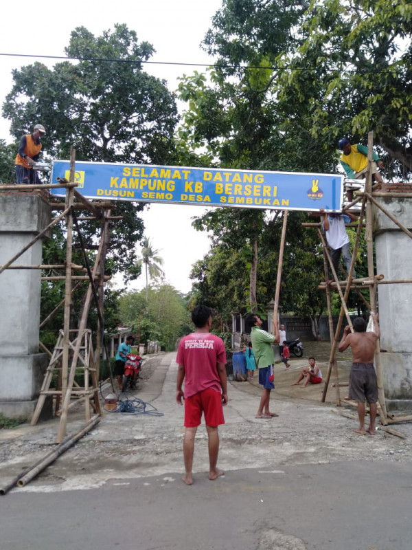 Gotong royong  pemasangan papan nama gapuro kampung kb 