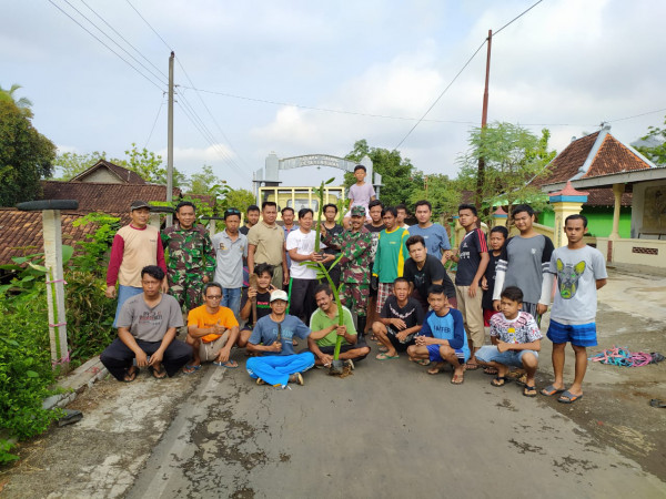 PIK R/M dibantu Babinsa melakukan penanaman pemberdayaan buah naga