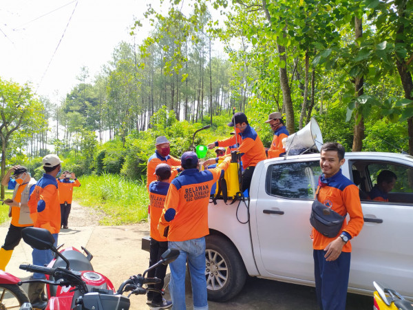 Keliling kampung sosialisasi covid 19 dan penyemprotan disinfektan 