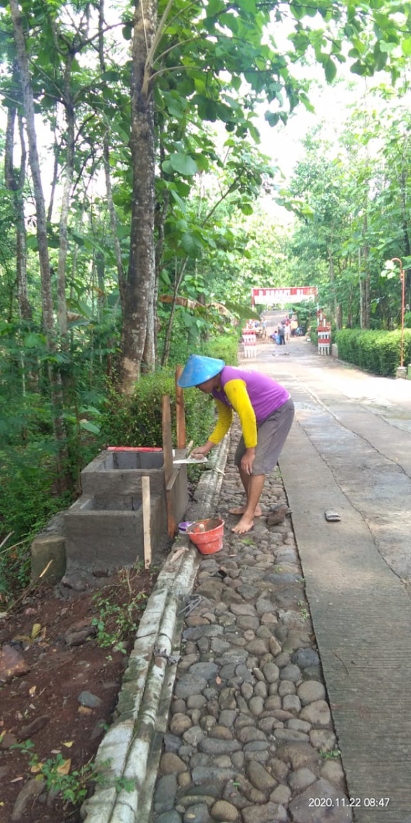 Warga Kampung KB membantu membuat   pot permanen buah nanas