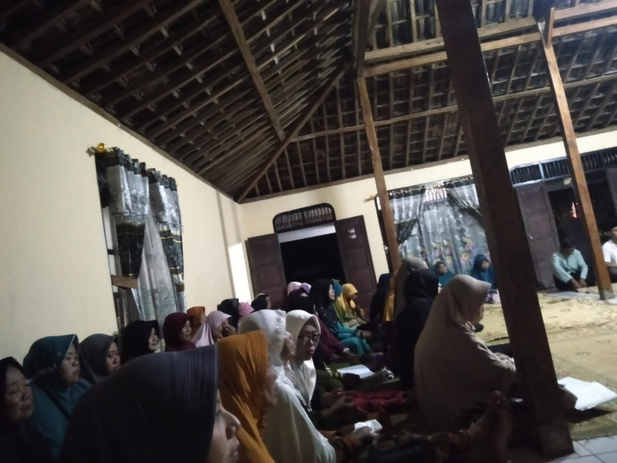 Suasana Pengajian di rumah mbak Putri