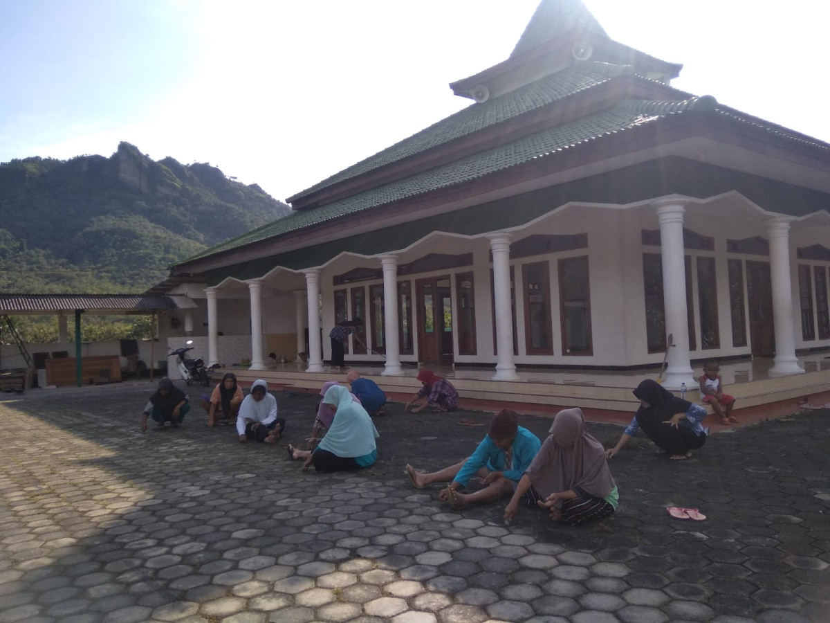 Dengan senang hati ibu ibu membersihkan halaman masjid