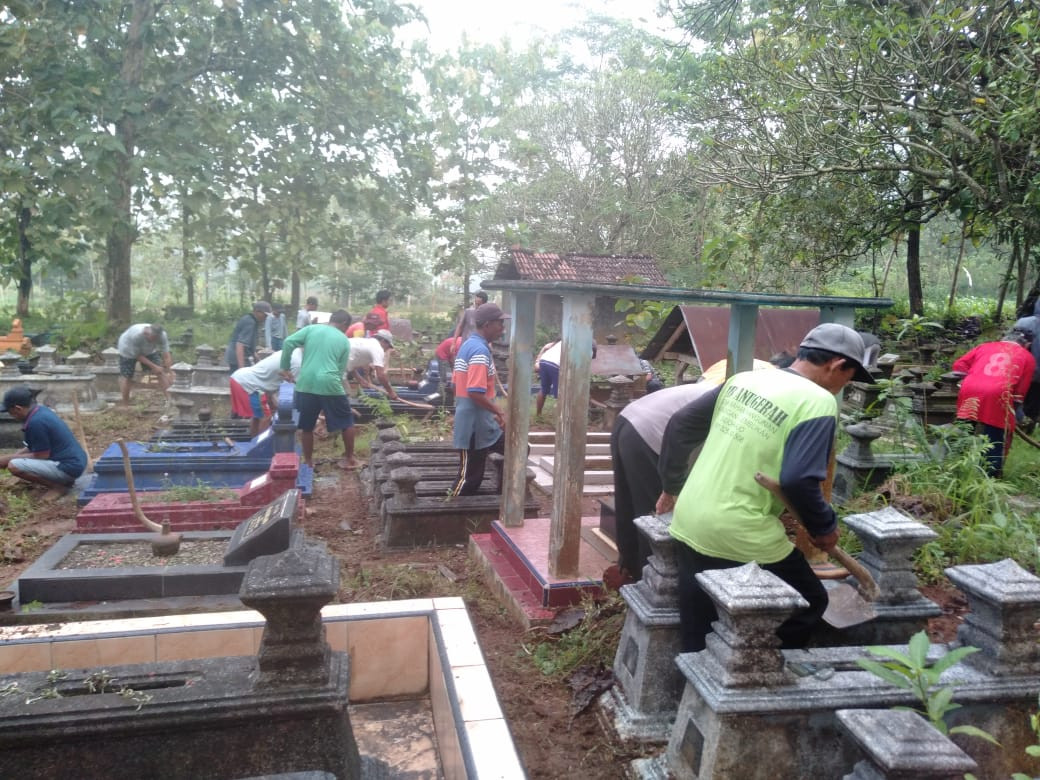 Gotong Royong Membersihkan Makam