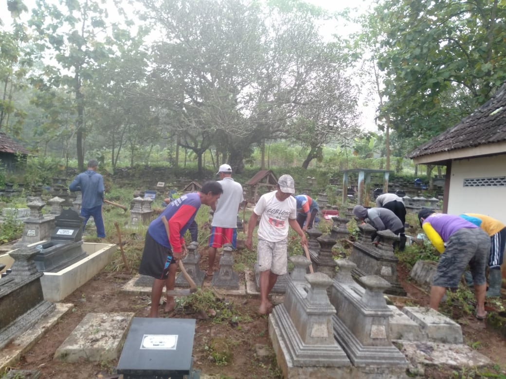 Membersihkan Makam Menjelang Ramadhan