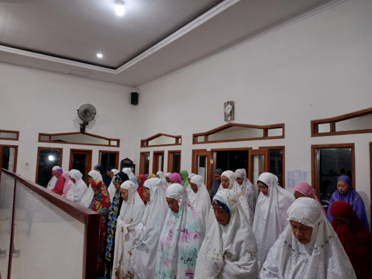 Sholat magrib berjamaah