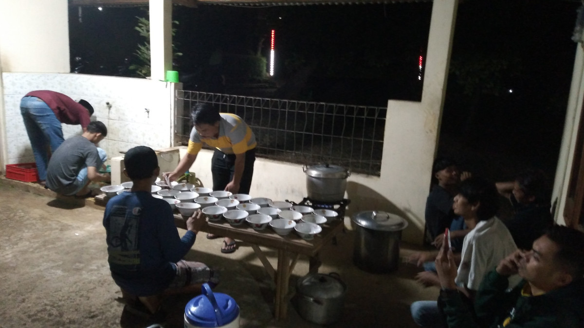 Bapak Bapak mempersiapkan makanan