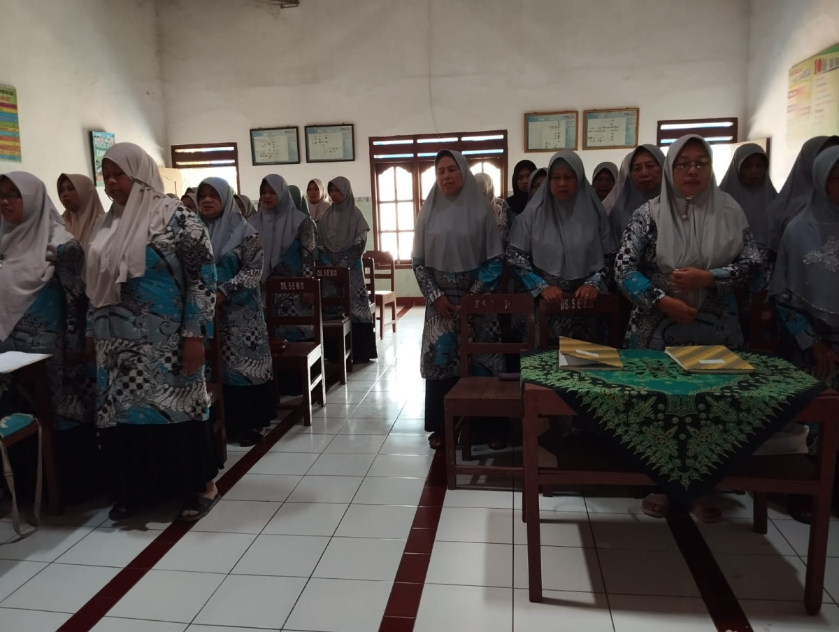 Menyanyikan lagu Indonesia Raya